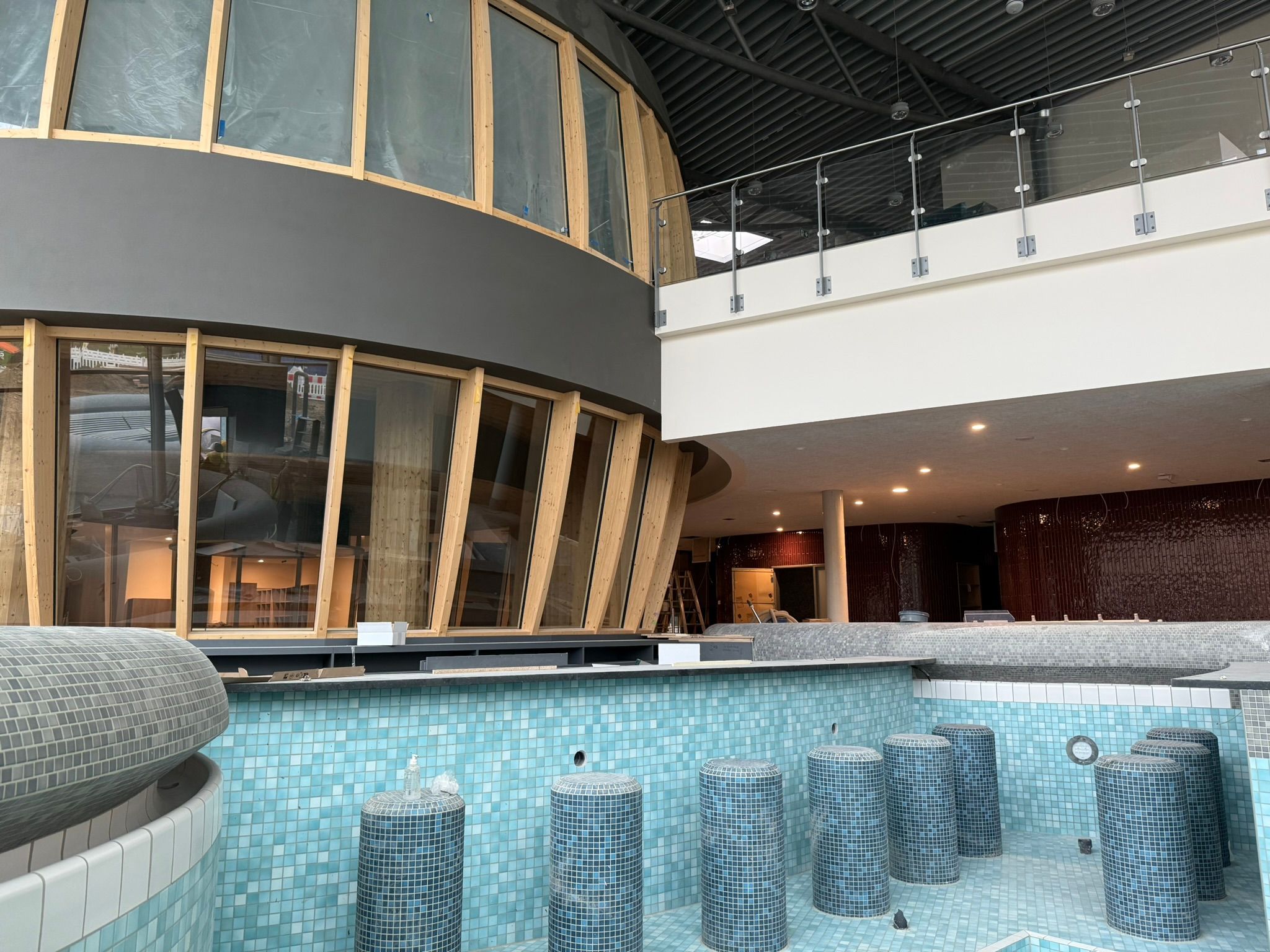 Holzsauna in Fass-Form mit Poolbar ohne Wasser